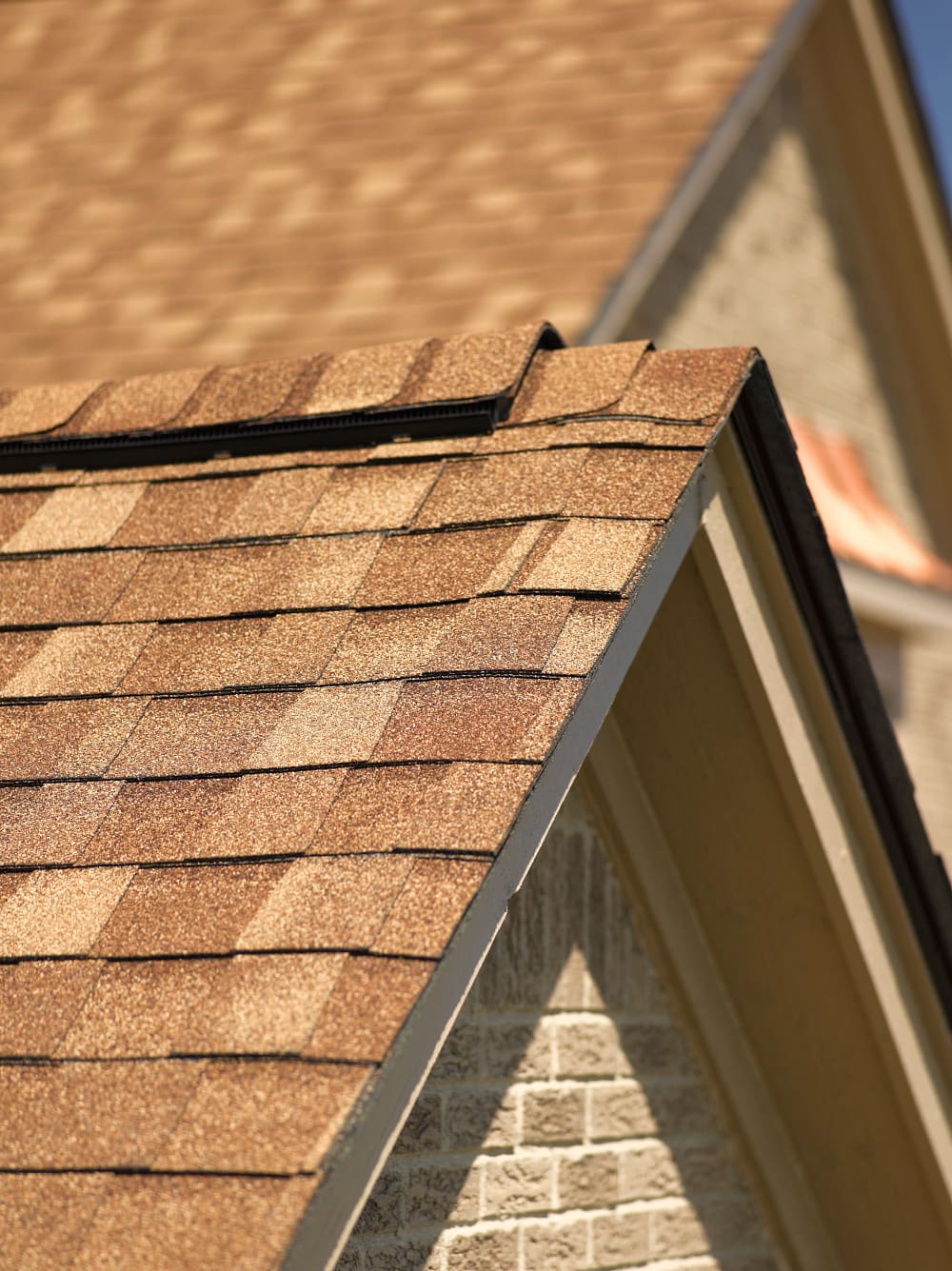 Landmark Resawn Shake shingles on a tan-brick home